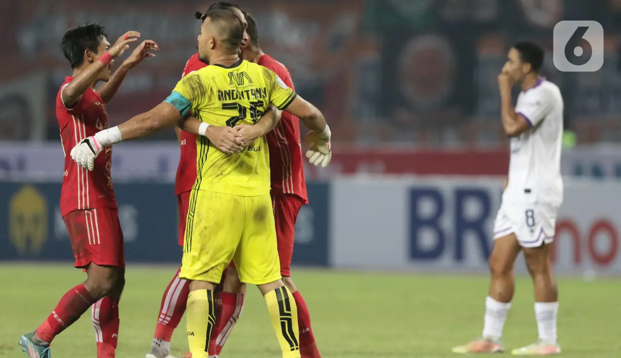 Kiper Persija, Andritany Ardhiyasa (kedua kiri) bersama pemain lainnya merayakan kemenangan atas Persita pada lanjutan laga BRI Liga 1 Indonesia 2022-2023 di Stadion Patriot Chandrabhaga, Bekasi, Rabu (24/8/2022). Laga kedua tim berlangsung sengit dan saling adu serang. (Liputan6.com/Helmi Fithriansyah)