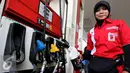 Petugas SPBU bersiap melayani pembeli BBM jenis Pertalite ke sepeda motor di SPBU Coco, Abdul Muis, Jakarta, Jumat (25/7/2015). Partalite dijual dengan harga Rp.8400 perliter. (Liputan6.com/Helmi Afandi)