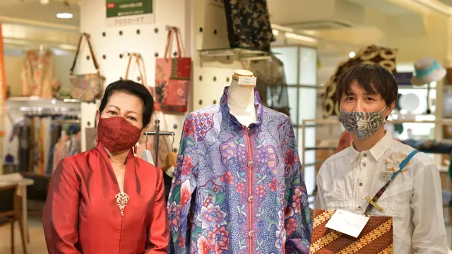 Ibu Nuning Akhmadi, istri Dubes RI untuk Jepang Heri Akhmadi, bersama Fukagawa Hirozaku–san, warga Jepang pemilik Butik Batik Imari