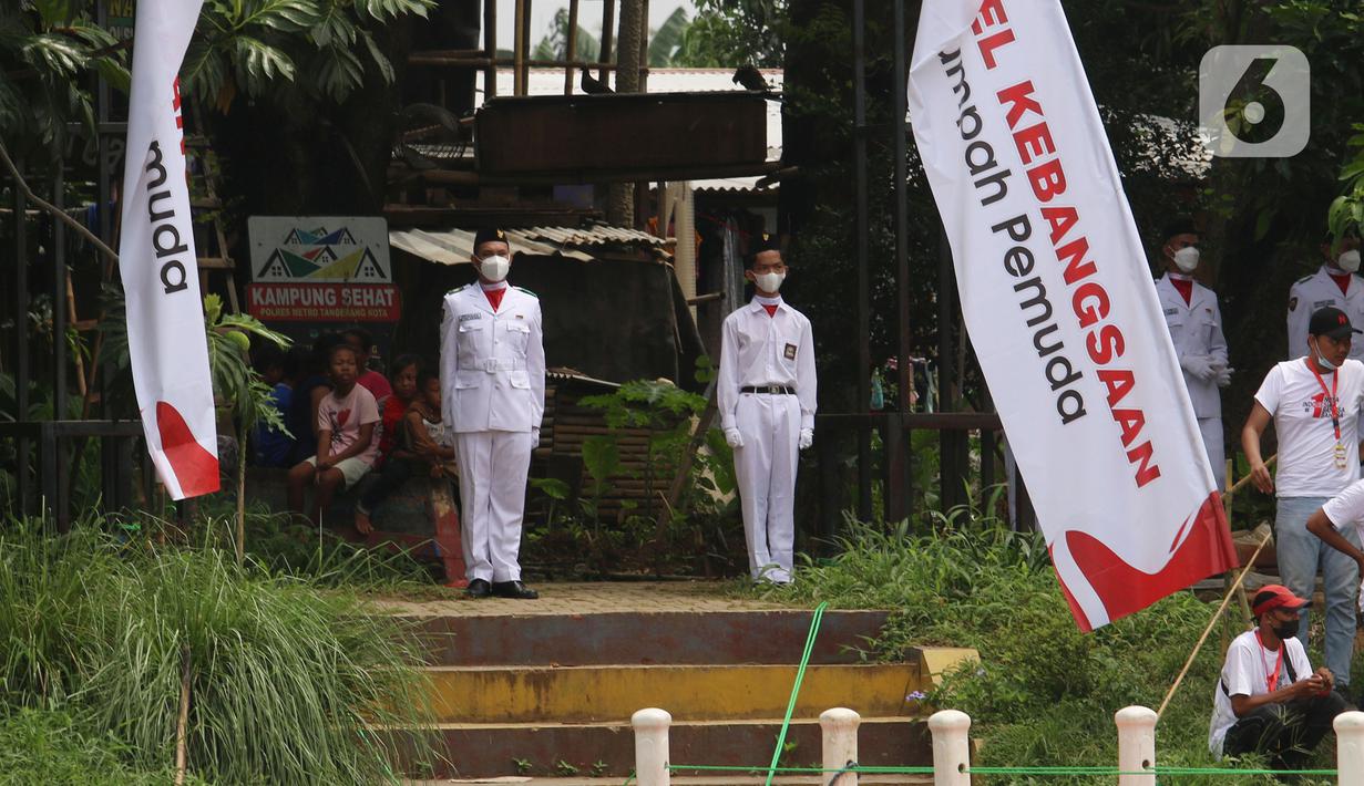 Anggota Paskibraka saat mengikuti pengibaran bendera merah putih di Sungai Cisadane, Kota Tangerang, Banten, Kamis (28/10/2021). Pengibaran bendera merah putih yang di ikuti puluhan pemuda tersebut di lakukan untuk memperingati hari sumpah pemuda. (Liputan6.com/Angga Yuniar)