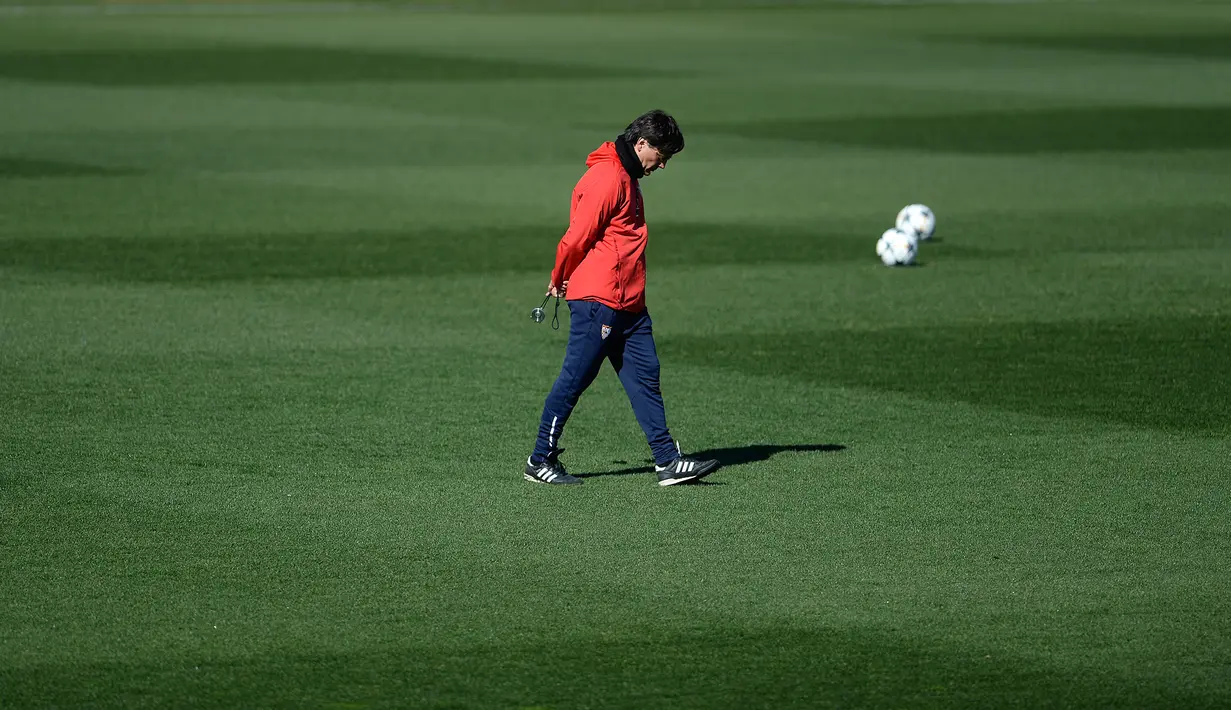 Pelatih Sevilla, Vincenzo Montella saat sesi latihan di Ciudad Deportiva, Stadion Ramon Sanchez Pizjuan, Sevilla, Spanyol, Selasa (20/2). Sevilla akan menjamu Manchester United (MU) pada leg pertama babak 16 besar Liga Champions. (Cristina Quicler/AFP)