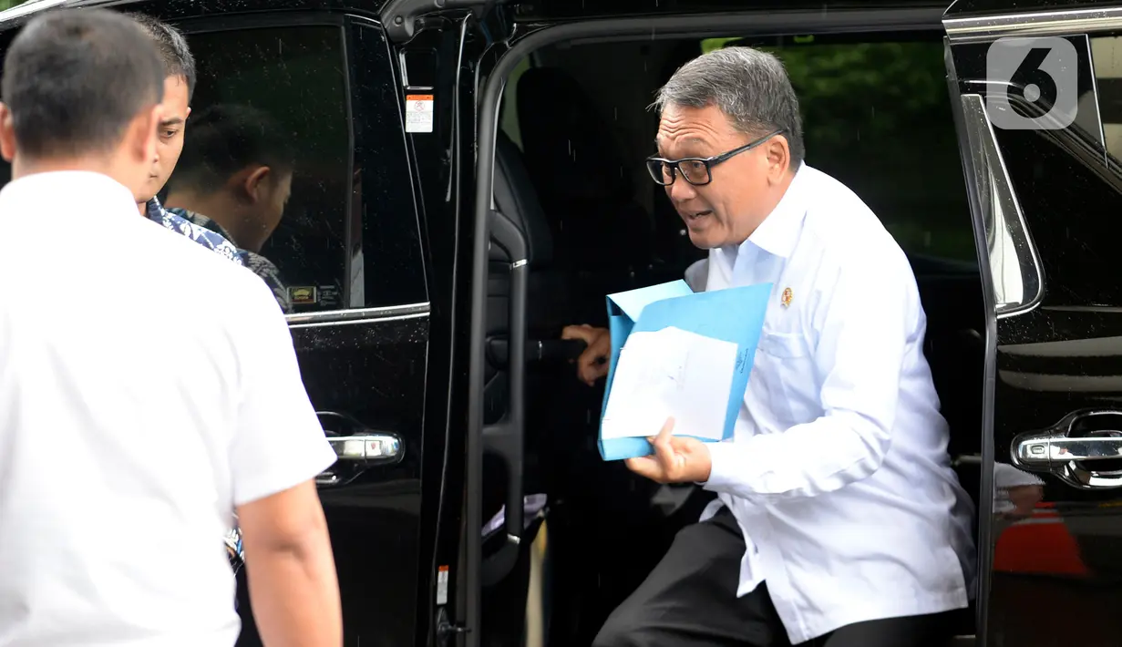 Menteri ESDM Arifin Tasrif (kanan) turun dari mobil saat tiba di Gedung KPK, Jakarta, Kamis (5/3/2020). Arifin Tasrif akan menggelar rapat koordinasi dengan Pimpinan KPK membahas pengelolaan sampah menjadi tenaga listrik untuk menghindari praktik tindak pidana korupsi. (merdeka.com/Dwi Narwoko)