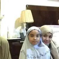 Laudya Cynthia Bella dan Engku Emran serta Aleesya (Instagram/@iamkumbre)