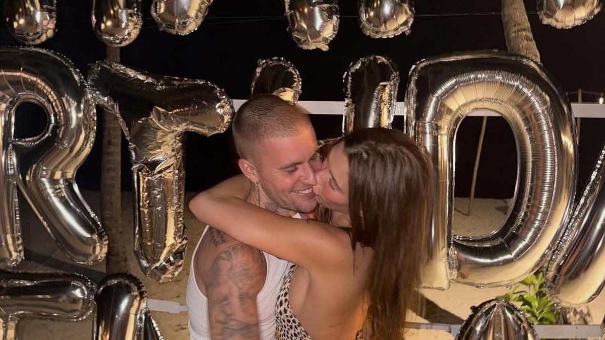 Romantis di Pesta Ultah ‘Mantan Pacar’, Gaya Mesra Justin &amp; Hailey Bieber Hadiri Pesta Ultah Kendall Jenner