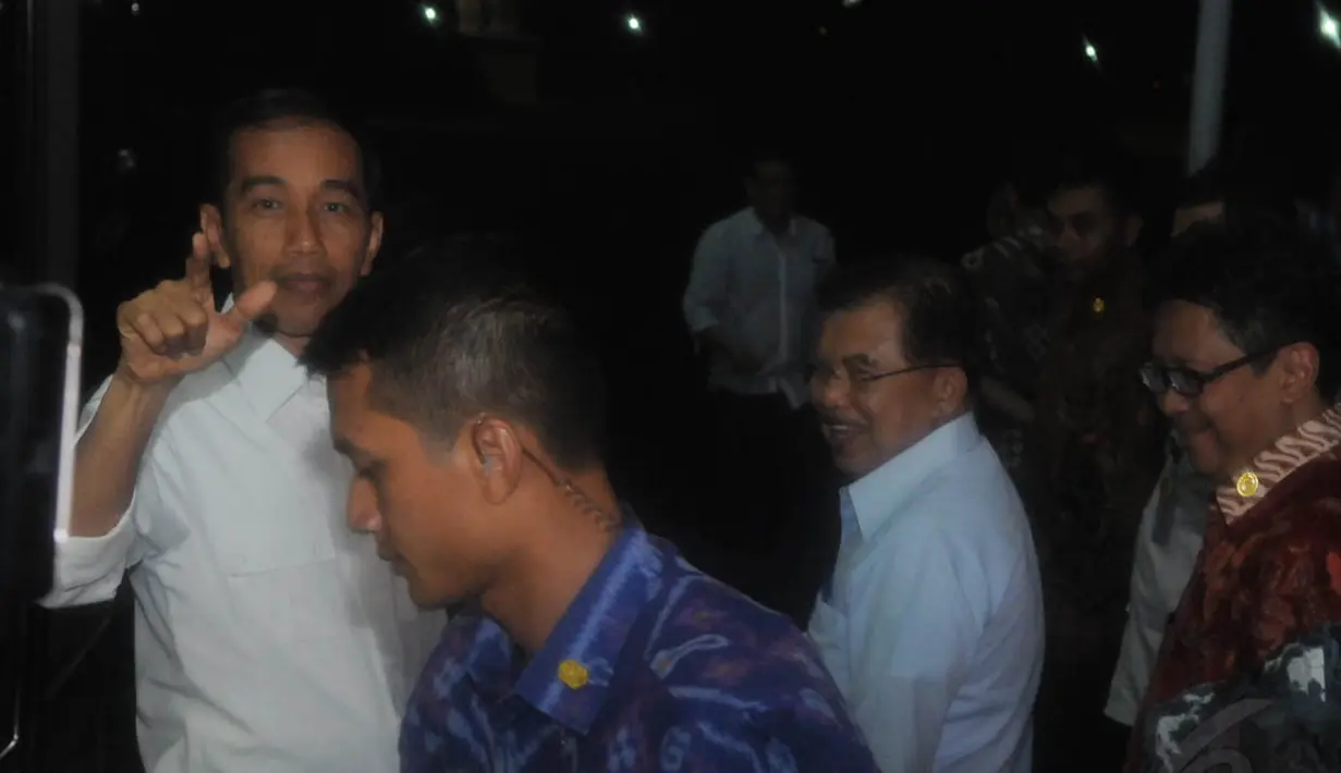 Didampingi Wakil Presiden Jusuf Kalla, Presiden Jokowi menggelar konferensi pers soal kabinet di Istana Merdeka, Jakarta, Kamis (23/10/2014). (Liputan6.com/Herman Zakharia)