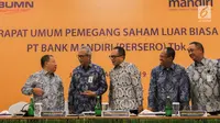 Wadirut Bank Mandiri Sulaiman A. Arianto, Komut Bank Mandiri Hartadi A. Sarwono, Dirut Bank Mandiri Kartika Wirjoatmodjo, Wakomut Bank Mandiri Imam Apriyanto Putro, Direktur Corporate Banking Bank Mandiri Royke Tumilaar berbincang saat RUPSLB, Jakarta, Rabu (28/8/2019). (Liputan6.com/Faizal Fanani)