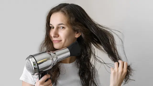 Teknik Blow Dry yang Membantu Rambut Mengembang [Dok/freepik.com]
