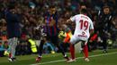 Penyerang Barcelona Raphinha berebut bola dengan bek Sevilla Marcos Acuna pada jornada ke-20 La Liga 2022/2023 di Camp Nou, Senin (6/2/2023) dini hari. Kemenangan atas Sevilla menandai Barcelona tidak terkalahkan dalam 11 pertandingan berturut-turut di LaLiga. (AP Photo/Joan Monfort)