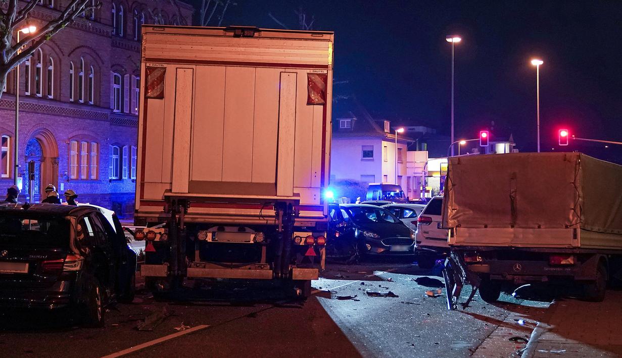 Sebuah truk curian menabrak mobil-mobil yang berhenti di lampu merah di Limburg, Jerman, Senin (7/10/2019). Polisi mengerahkan jumlah besar petugas dan kendaraan, dan helikopter berputar di atas kota berpenduduk 35.000 orang itu. (Photo by Thorsten Wagner / dpa / AFP)