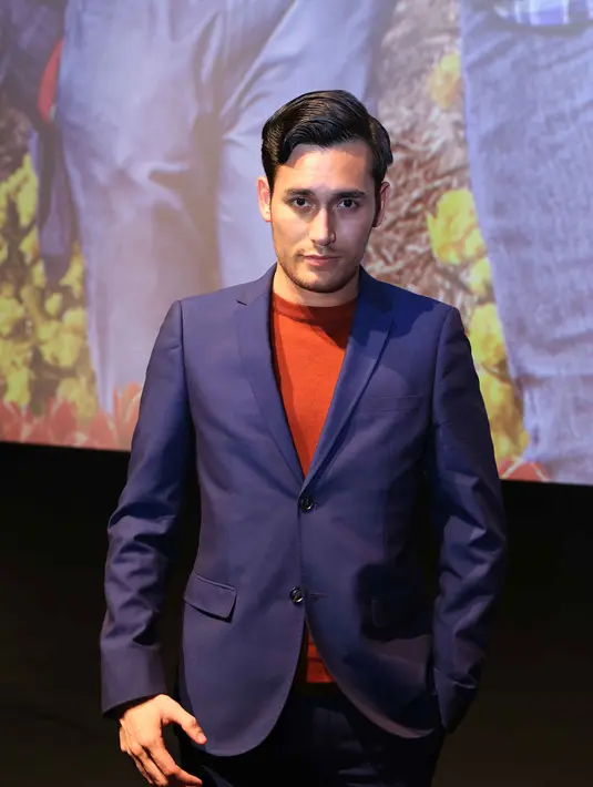 Diceritakan bahwa Banjar secara habis-habisan berusaha untuk mendapatkan hati Lintang. Perjuangan Banjar dan sahabatnya yang lain dapat disaksikan di bioskop tanah air mulai 23 Desember 2015 mendatang. (Nurwahyunan/Bintang.com)