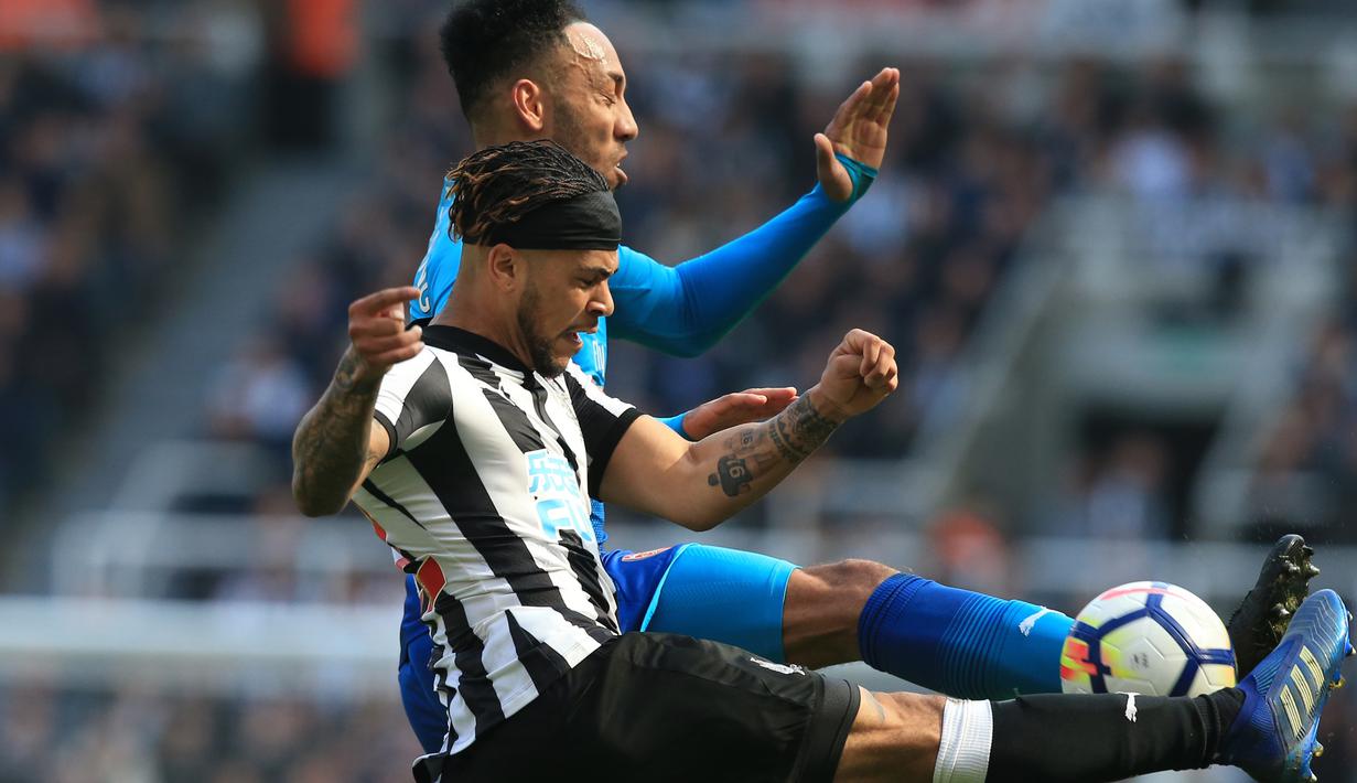 Pemain Newcastle United, DeAndre Yedlin (kiri) berebut bola dengan pemain Arsenal, Pierre-Emerick Aubameyang pada lanjutan Premier League di St James' Park, Newcastle, (15/4/2018). Newcastle menang 2-1. (AFP/ Lindsey Parnaby)