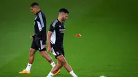 Pemain depan Benfica Goncalo Ramos (kanan) menghadiri sesi latihan menjelang matchday 4 Grup H Liga Champions kontra Paris Saint-Germain di stadion The Parc des Princes di Paris pada 10 Oktober 2022. Pada laga kali ini, Benfica diprediksi masih belum bisa diperkuat Lucas Verissimo dan Felipe Morato yang masih dibekap cedera. (Anne-Christine POUJOULAT / AFP)