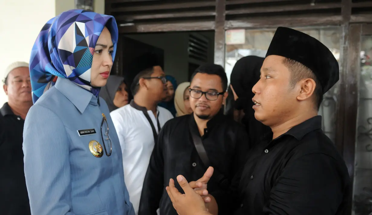 Para pelayat berdatang di rumah duka, Jl. Setia Budi, Pamulang, Tangerang Selatan. Terlihat juga artis senior, Jaja Mihardja dan Walikota Tangerang Selatan, Airin Rachmi Diany. (Adrian Putra/Bintang.com)