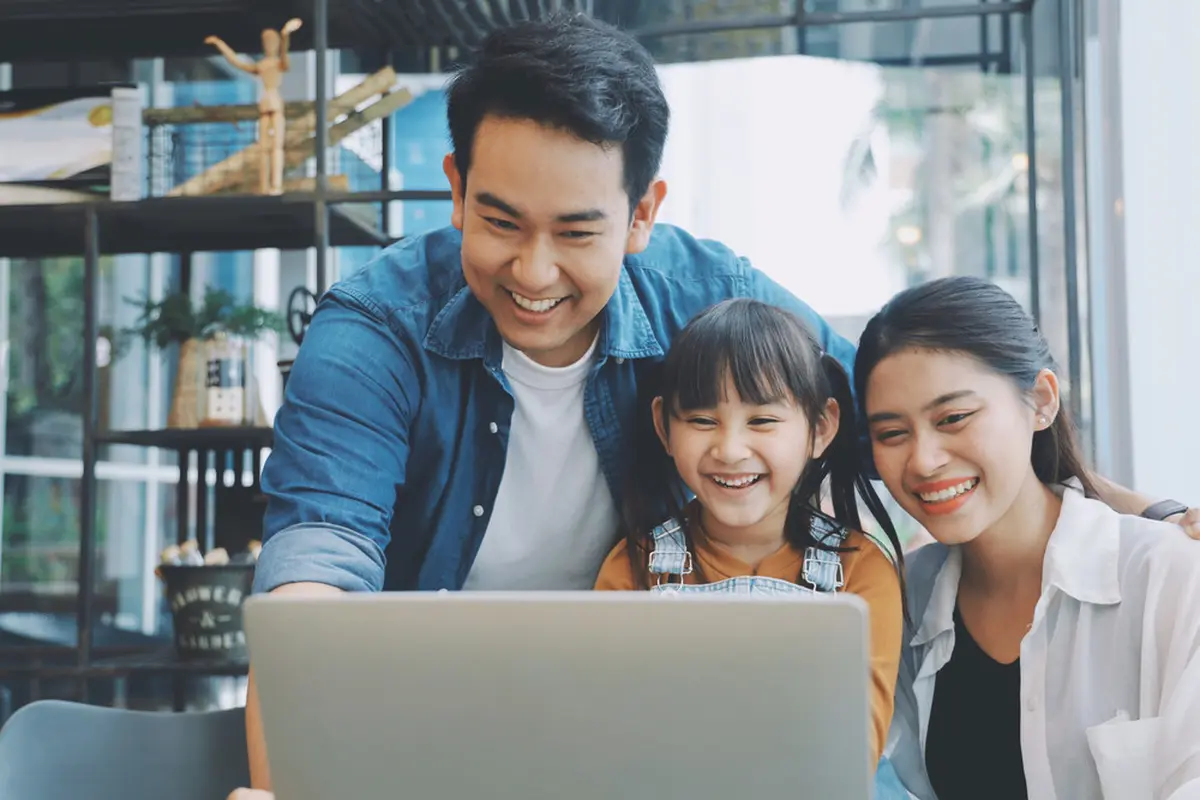Ilustrasi keluarga sedang menggunakan internet