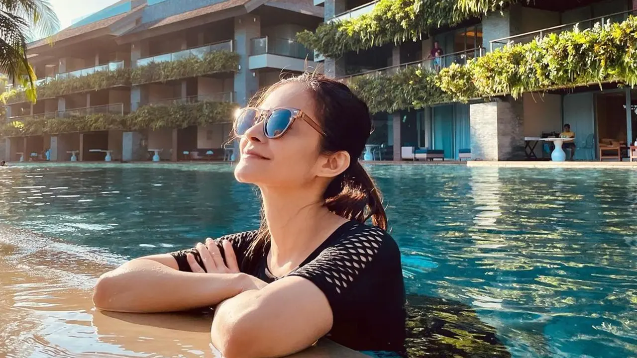 Potret Cut Tari Lepas Penat dengan Berenang, Bikin Adem Lihatnya