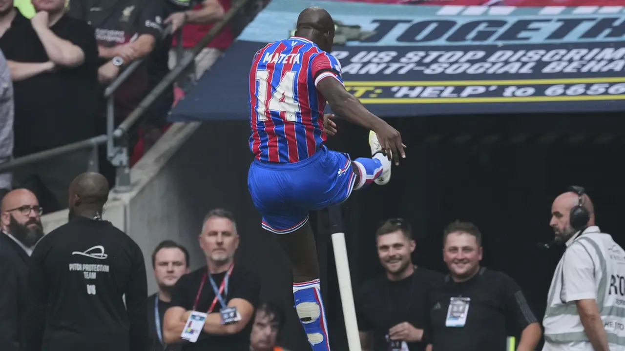 Selebrasi penyerang Crystal Palace, Jean-Philippe Mateta, usai menjebol gawang Liverpool di laga Community Shield di Stadion Wembley, Minggu (10/08/2025). (AP Photo/Dave Shopland).