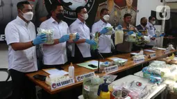 Humas Polda Metro Jaya, Kombes Pol E Zulpan bersama jajaran menunjukkan barang bukti saat rilis kasus narkotika jenis sabu ekstasi dan tembakau sintesis di Polda Metro Jaya, Jakarta, Selasa (12/7/2022). Pengungkapan narkotika dengan total tersangka 35 orang dari 19 kasus. (merdeka.com/Arie Basuki)