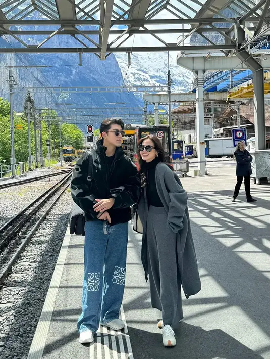 Naphat Siangsomboon dan Baifern Pimchanok liburan di Swiss. [Foto: Instagram/naphat_nine]