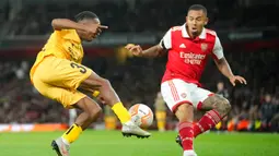 Pemain Arsenal Gabriel Jesus (kanan) berebut bola dengan pemain Bodo/Glimt Joel Mvuka pada pertandingan sepak bola Grup A Liga Europa di London, Inggris, 6 Oktober 2022. Arsenal berhasil menaklukkan Bodo/Glimt 3-0. (AP Photo/Kin Cheung)