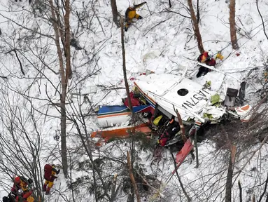 Sebuah helikopter jatuh di pegunungan Prefektur Nagano, Jepang, Senin (6/3). Sembilan orang yang ada di dalam helikopter tersebut dinyatakan tewas. (AP PHOTO)