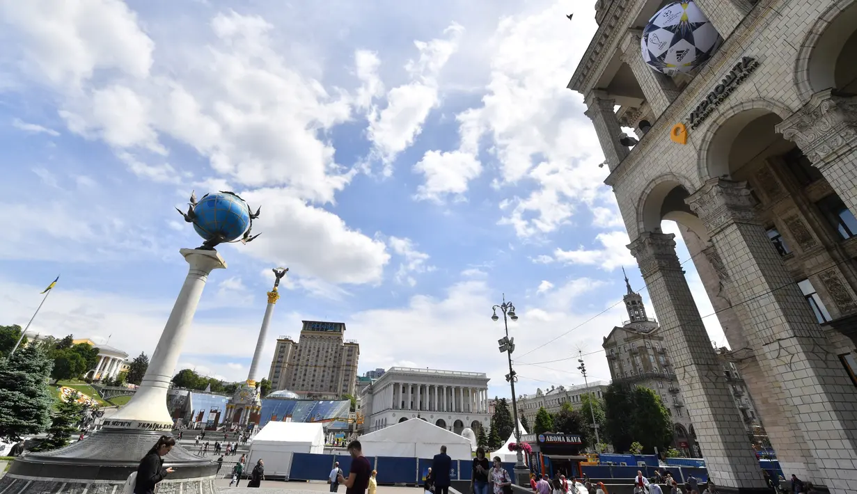 Suasana Alun-Alun Kemerdekaan yang dihiasi bola kaki besar di Kiev, Ukraina (22/5). Kota Kiev akan menjadi tuan rumah penyelenggaraan final Liga Champions antara Real Madrid dan Liverpool di Olimpiyskiy Stadion. (AFP Photo/Sergei Supinsky)