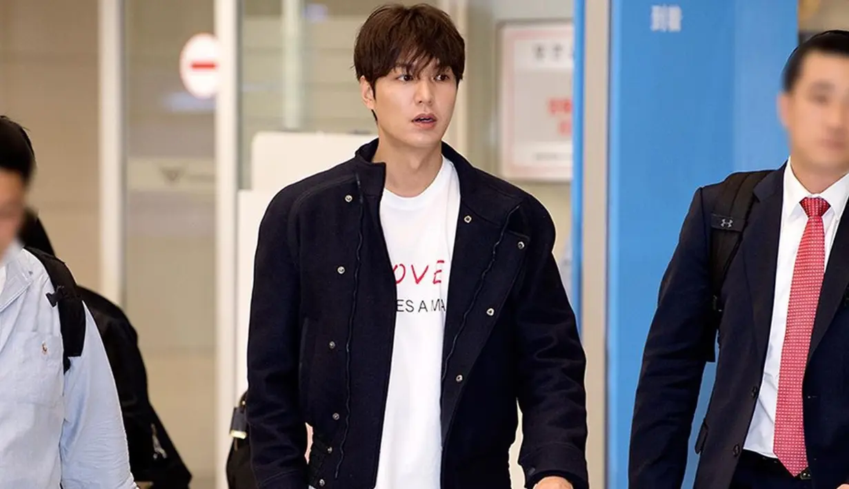 Saat kembali dari Indonesia, penampilan Lee Min Ho juga menjadi sorotan. Ia mengenakan kaus berwarna putih yang dipadukan dengan jaket berwarna gelap. Tatanan rambut pria kelahiran 22 Juni 1987 itu juga dibiarkan berantakan. (Liputan6.com/IG/@koreadispatch)