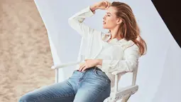 Wanita yang memulai berkarier di dunia modeling tahun 2008 ini dikenal pula sebagai salah satu model di Victoria's Secret Fashion Show. Bahkan, Behati telah menjadi Angels di Victoria Secret sejak tahun 2009. (Liputan6.com/IG/@behatiprinsloo)