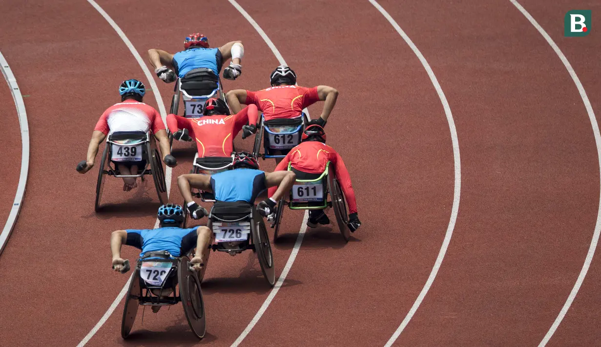 Atlet Thailand mendominasi cabang para atletik nomor 1500 meter putra klasifikasi T53/54 pada Asian Para Games 2018, di Stadion Utama Gelora Bung Karno Jakarta, Kamis(11/10/2018).  (Bola.com/Peksi Cahyo)