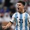 Paulo Dybala memang bukanlah pilihan utama di skuad Timnas Argentina lantaran kalah bersaing dengan Julian Alvarez dan Lautaro Martinez. Namun, pemain AS Roma itu berhasil mencetak gol dalam adu penalti melawan Prancis. (AFP/Kirill Kudryavtsev)