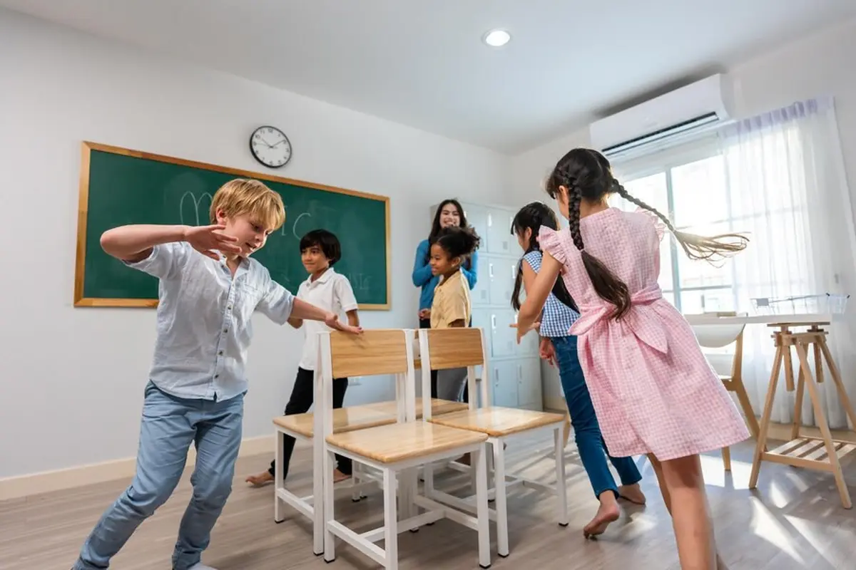 Anak-anak sedang bermain di kelas (Foto Dok: Freepik/Jomkwan)
