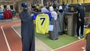 Para fans sangat antusias menyambut bintang baru mereka dengan membeli jersey anyar Cristiano Ronaldo yang baru akan diperkenalkan secara resmi oleh Al Nassr pada Kamis (5/1/2023). (AFP/Fayez Nureldine)