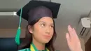 Azizah lulus dari SMA pada 2021. Momen saat ia diwisuda ini berhasil tuai atensi. Paras Azizah yang menawan juga membuatnya banjir followers. Kini setelah jadi istri Arhan, popularitas Azizah melonjak drastis. (Liputan6.com/TikTok/azizahsalshaa)