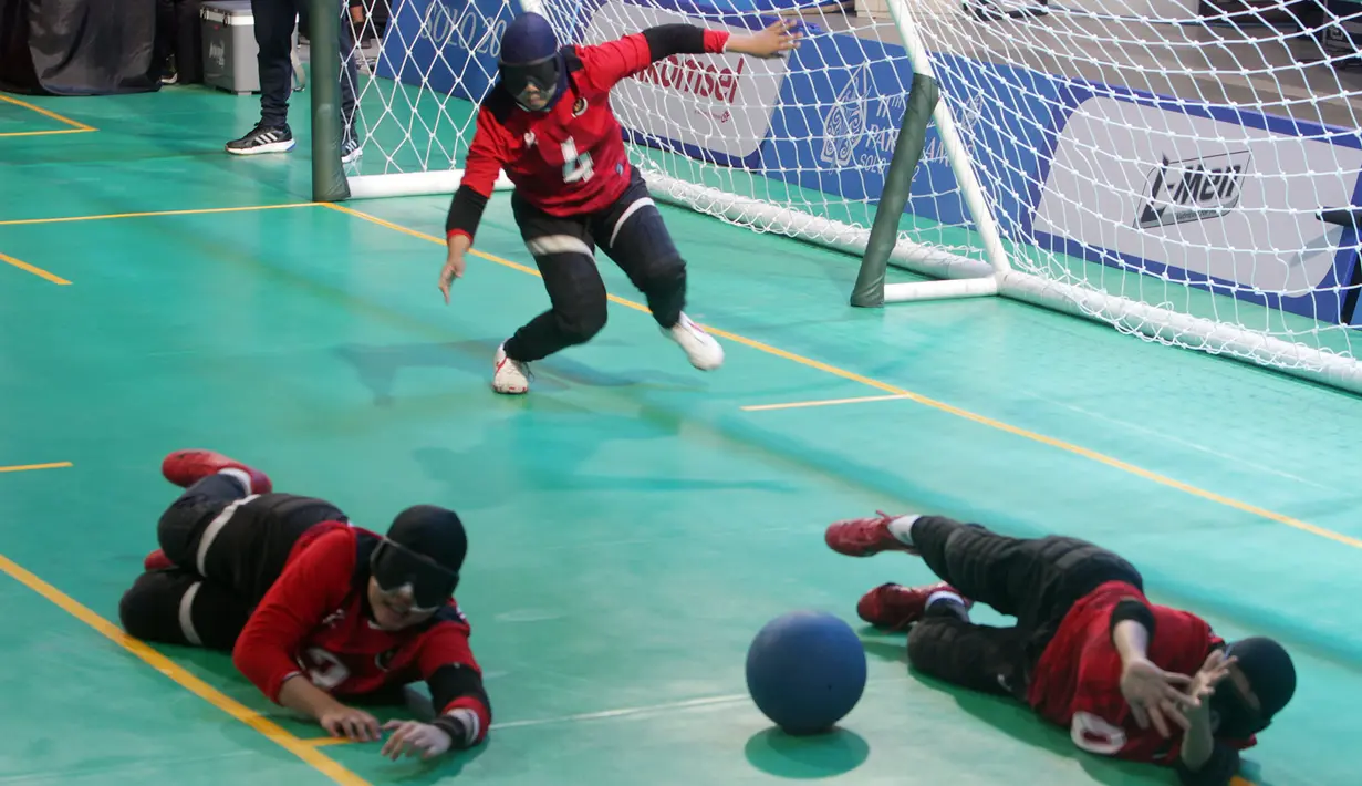 Atlet goalball putri Indonesia melawan Myanmar saat pertandingan dalam penyisihan Goalball putri ASEAN Para Games 2022 di GOR Kentingan, Solo, Jawa Tengah, Minggu (31/7/2022). (FOTO: Dok. ASEAN Para Sports Federation)