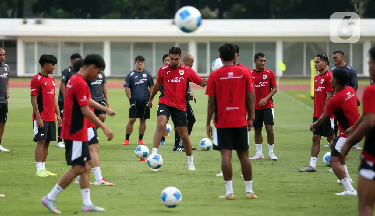 Menu ringan menjadi santapan perdana bagi anak-anak asuh Indra Sjafri dalam latihan perdana kali ini. (Liputan6.com/Helmi Fithriansyah)