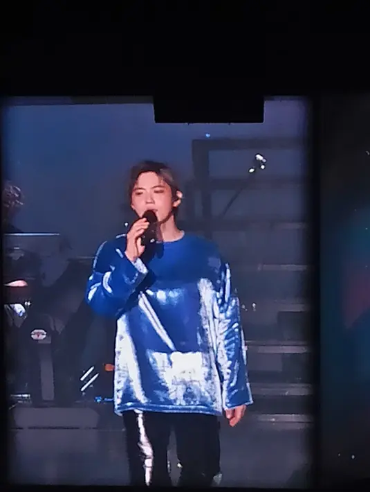 Penampilan Suho di konser solonya di Tennis Indoor, Senayan, Jakarta, Sabtu (10/8). [Foto: Lanny Kusuma/Fimela]