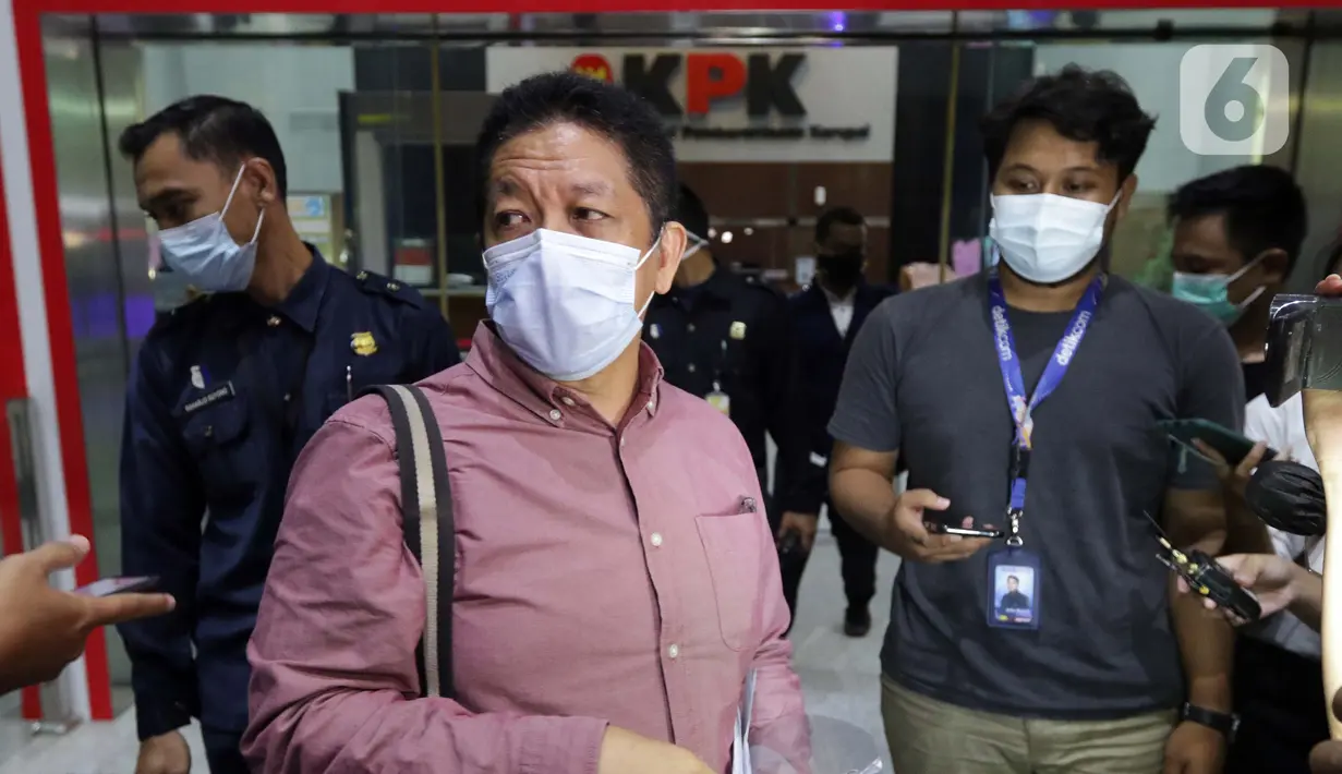 Pakar Komunikasi Politik, Effendi Gazali bersiap memberi keterangan kepada pewarta usai diperiksa di Gedung KPK, Jakarta, Kamis (25/3/2021). Effendi Gazali diperiksa sebagai saksi dalam kasus dugaan suap pengadaan Bantuan Sosial untuk wilayah Jabodetabek tahun 2020. (Liputan6.com/Helmi Fithriansyah)