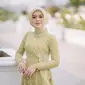 Kebaya modern full payet warna hijau kekuningan membuat Lesti Kejora semakin bersinar. Aksen bunga Anggrek Cattleya di bagian pinggang dari kebaya rancangan Renzi Lazuardi juga menambah daya tarik tersendiri. [@renzilazuardi]