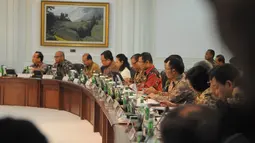 Dalam rapat kabinet ini, semua menteri kompak mengenakan batik, Jakarta, Senin (3/11/2014). (Liputan6.com/Herman Zakharia)