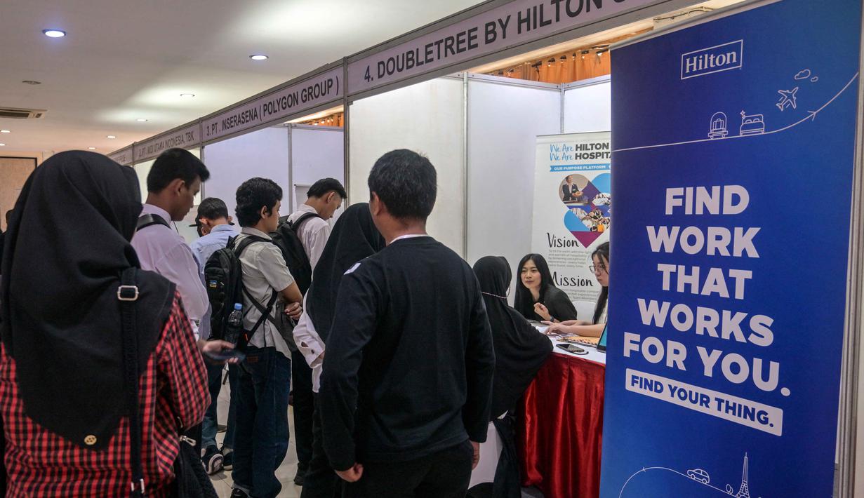 Ini merupakan inisiatif inklusif untuk memfasilitasi kesempatan kerja bagi penyandang disabilitas sekaligus menghubungkan dengan berbagai perusahaan. Tampak dalam foto, para penyandang disabilitas menunggu untuk menyerahkan formulir lamaran mereka dalam bursa kerja yang diselenggarakan pemerintah daerah di Surabaya, Jawa Timur, pada Selasa 25 November 2025. (JUNI KRISWANTO/AFP)