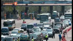Kepadatan arus lalu lintas masih mewarnai tol Jakarta-Cikarang, tepatnya mulai pintu gerbang keluar tol Jatiwarna, Bekasi, Jumat (25/3/2016). Sepanjang jalan padat merayap hingga selepas rest area KM 39.