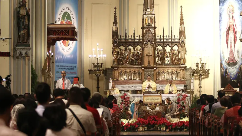 Suasana Misa Natal di Gereja Katedral
