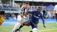 Francisco Conceicao berebut bola dengan Jean Daniel Akpa Akpro di laga Hellas Verona vs Juventus di pekan keempat Serie A 2025/2026 di Marcantonio Bentegodi, Sabtu (20/09/2025) malam WIB.&nbsp;(Paola Garbuioi/LaPresse via AP)