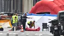 Polisi forensik mengevakuasi jenazah korban penembakan di Liege, Belgia (29/5). Pelaku kemudian ditembak mati polisi. Belum jelas apa motif pelaku. (AP/Geert Vanden Wijngaert)