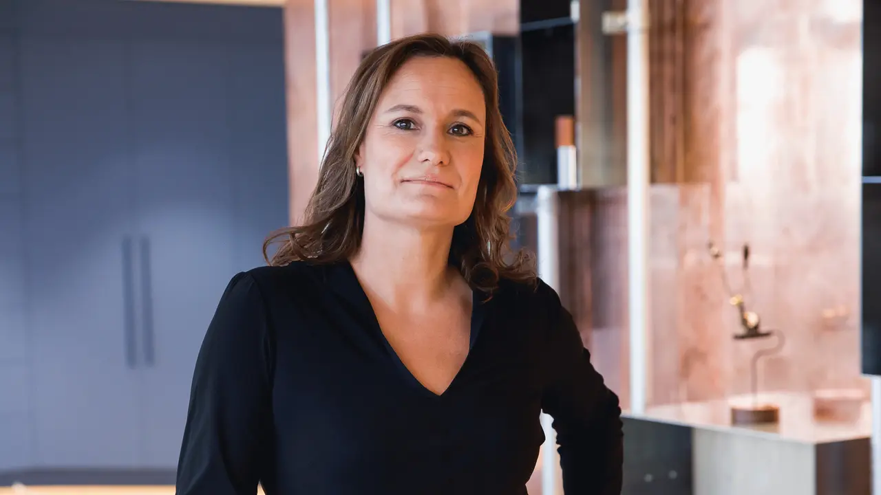 Gillian Tans, CEO Booking.com yang memilih naik sepeda ke kantor