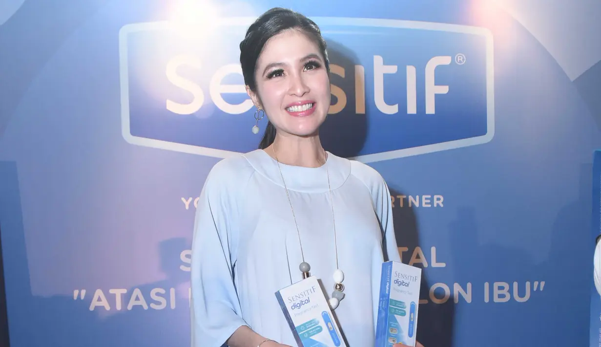 "Saya sih bawaannya happy, dulu kan kayanya kalem-kalem aja kan. Tapi semenjak hamil ya gini ketawa mulu, ganti-ganti lipstik tiap hari. Centil banget, pakai lipstik terus," ujar Sandra Dewi di kawasan SCBD, Kamis (28/9). (Nurwahyunan/Bintang.com)