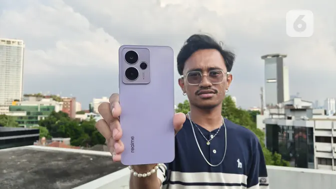 <p>Realme 14T 5G yang baru saja meluncur di Indonesia. (Liputan6.com/Agustinus M. Damar)</p>