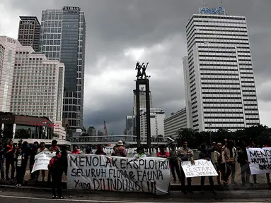 Mahasiswa dari berbagai organisasi Mahasiswa Pecinta Alam (Mapala) melakukan aksi di Bundaran HI Jakarta, Jumat (12/12/2014). (Liputan6.com/Johan Tallo)