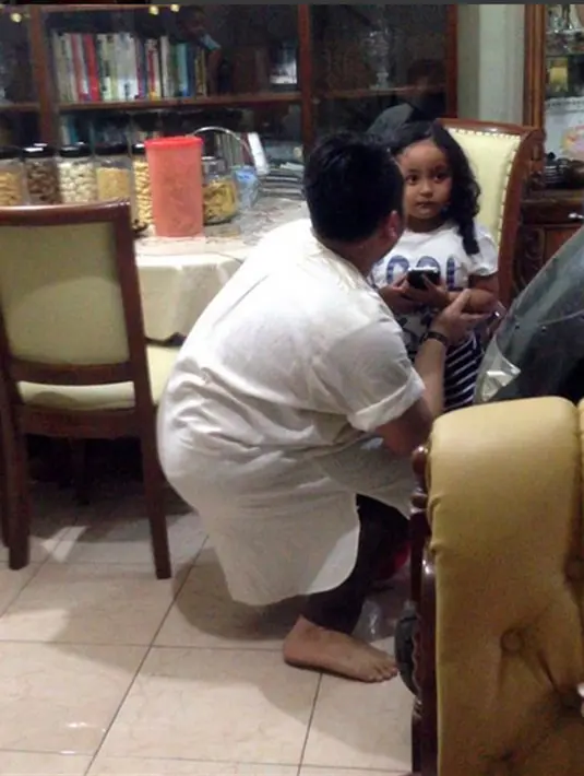 Seperti diketahui, hubungan Nassar dengan Musdalifah sempat memanas. Bahkan sering 'perang' kata-kata melalui media saat proses hingga resmi cerai. (Instagram/kingnassar88)