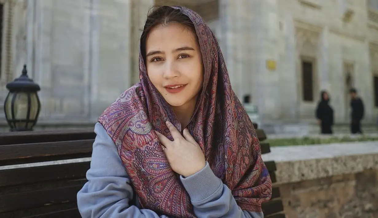 <p>Dalam akun Instagramnya, Prilly Latuconsina nampak sedang berlibur ke Turki. Ia pun mengunggah potret dirinya mengenakan pashmina. @prillylatuconsina96</p>