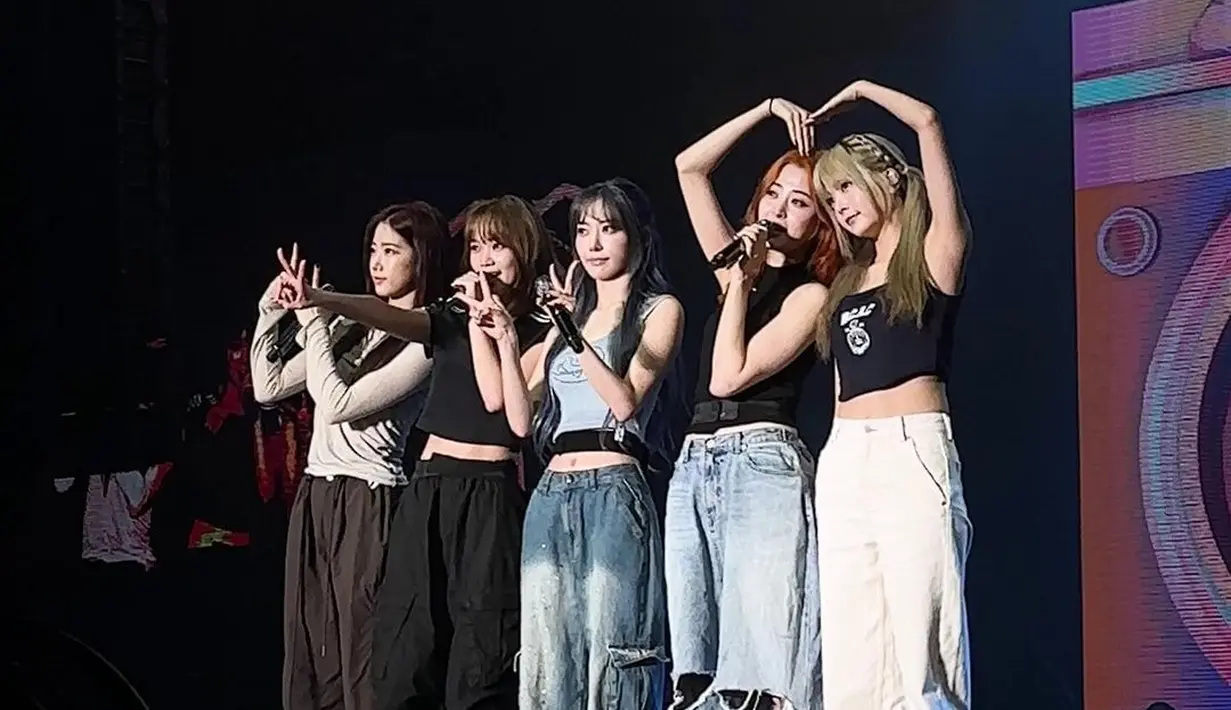 Gambar-gambar kampanyenya diambil di sebuah studio di Seoul dengan latar belakang jembatan ikonis yang membentang di Sungai Hangang, yang telah muncul di banyak film. [Foto: Instagram/le_sserafim]